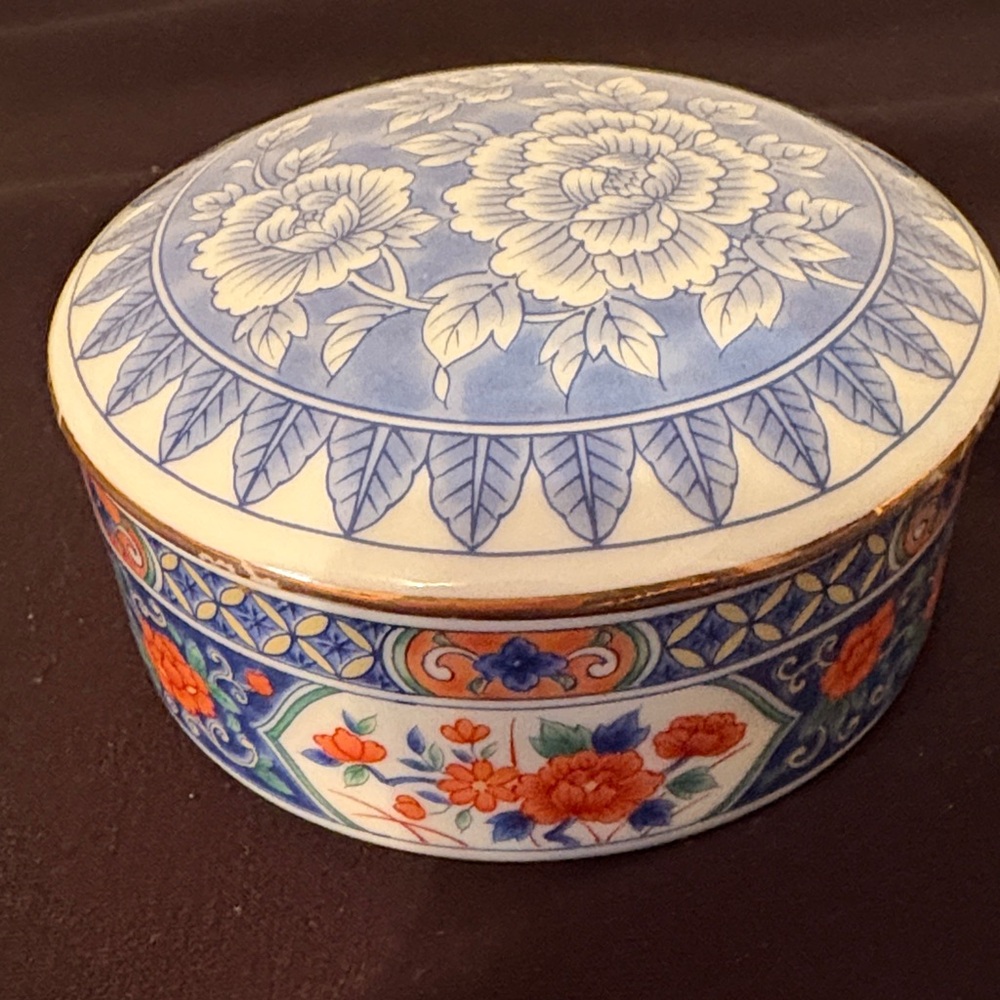 Tiffany Imari Arita Trinket Box with Tiffany Gift Bag - Picture 2 of 6